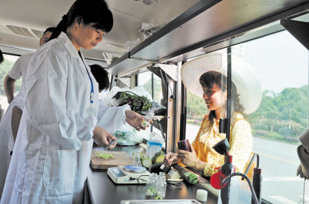 挑選食品安全檢測車廠家，需要注意這3點(diǎn)