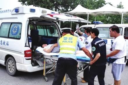 命懸一線牽動(dòng)人心，救護(hù)車臨危不亂治病救人_