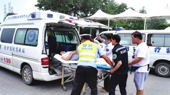 救護(hù)車進(jìn)小區(qū)受阻是怎么回事？救護(hù)車廠家?guī)懔私馐虑槭寄?1